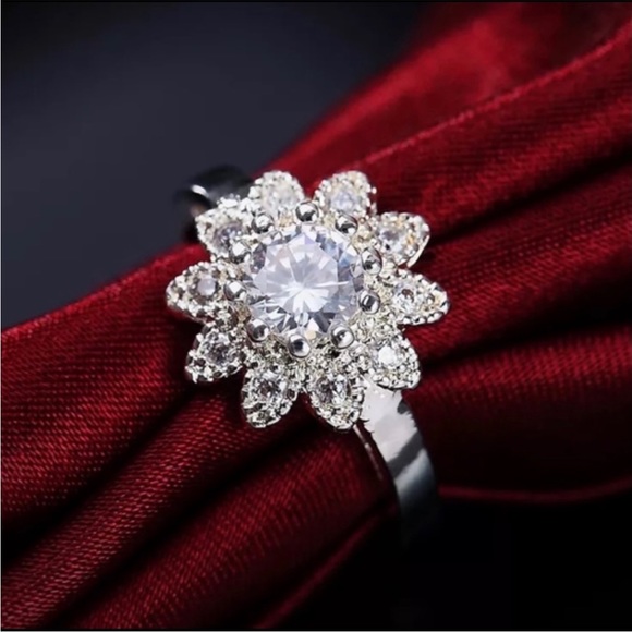 💖 Sterling Silver Crystal Floral Ring Size 7 NEW - Picture 6 of 6